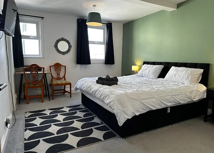 Cosy Entire Apartment Super King Bed Near Town Center